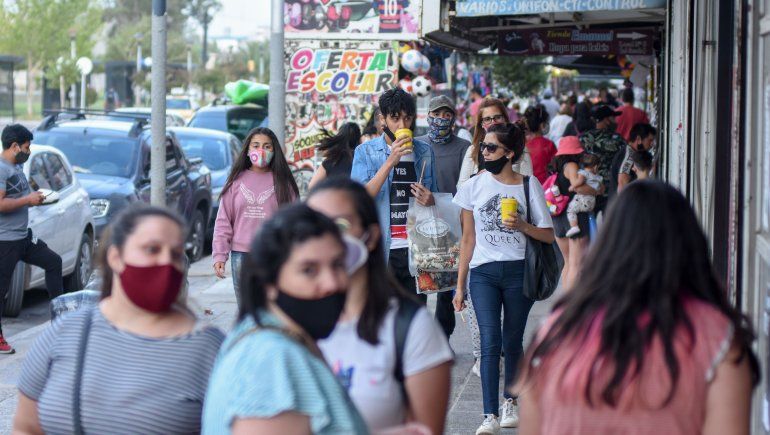 La curva de la segunda ola se acelera más rápido y tarda más tiempo en bajar