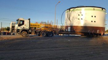 Trasladan tanques de grandes dimensiones en Plaza Huincul