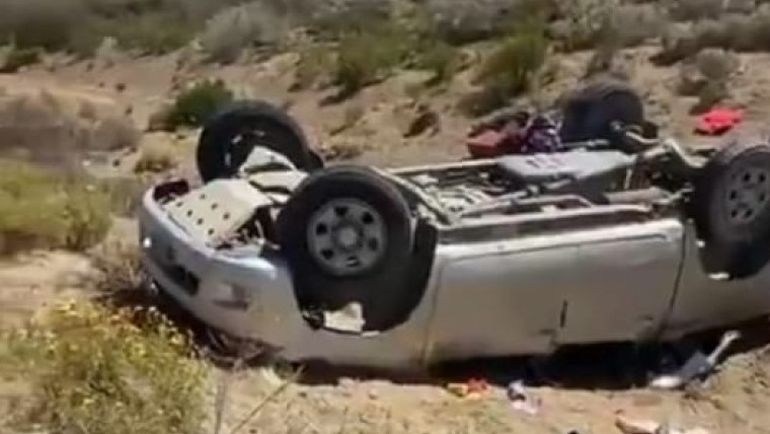 Volcó en la Ruta 3 una familia que iba de Ushuaia a Buenos Aires. Volcó en la Ruta 3 una familia que iba de Ushuaia a Buenos Aires.