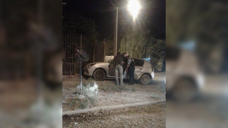 La mujer fue embestida violentamente por una camioneta y el conductor huyó del lugar sin siquiera preocuparse por su estado de salud.