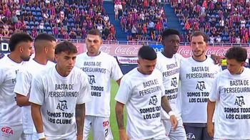 Las camisetas que utilizaron los jugadores de San Lorenzo e Instituto. Las camisetas que utilizaron los jugadores de San Lorenzo e Instituto.