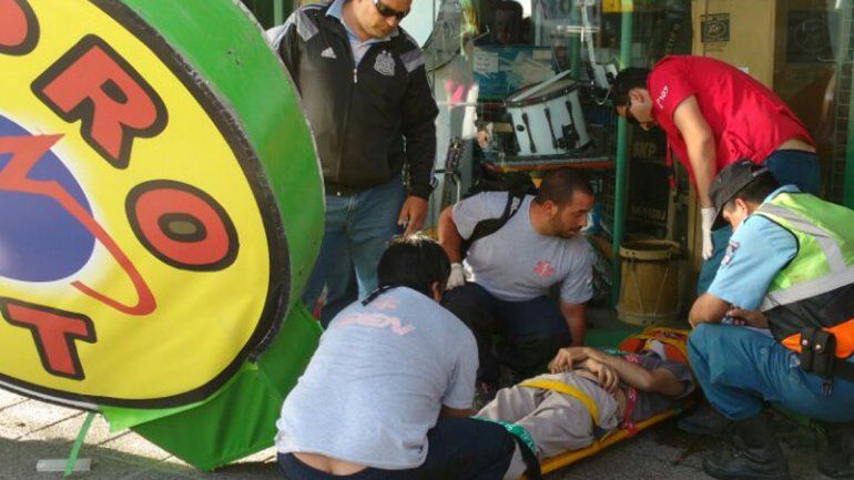 Se le cayó un cartel e hirió a un joven que esperaba el colectivo en el Bajo