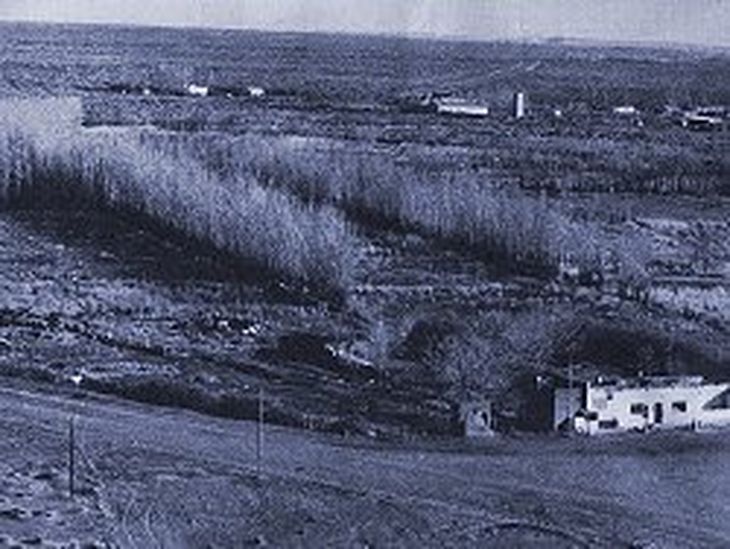 Huellas del pasado: Las ruinas de la antigua comisaría y la torre de la escuela primaria permanecen como mudos testigos del pueblo que fue antes del traslado. Huellas del pasado: Las ruinas de la antigua comisaría y la torre de la escuela primaria permanecen como mudos testigos del pueblo que fue antes del traslado.