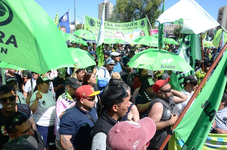 En Neuquén, gremios como UOCRA, Petroleros y Comercios se han movilizado contra la reforma laboral. En Neuquén, gremios como UOCRA, Petroleros y Comercios se han movilizado contra la reforma laboral.