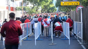 incidentes en las afueras del monumental: hay 16 detenidos incidentes en las afueras del monumental: hay 16 detenidos