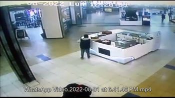 En segundos, robó el celular en un shopping y quedó escrachado