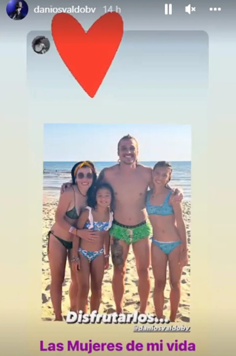 En su reciente viaje a Italia, Daniel Osvaldo compartió esta historia de Instagram junto a Giannina Maradona y sus María Helena y Victoria, producto de su matrimonio con Elena Braccini, que también le reclama una suma millonaria por el pago de ali
