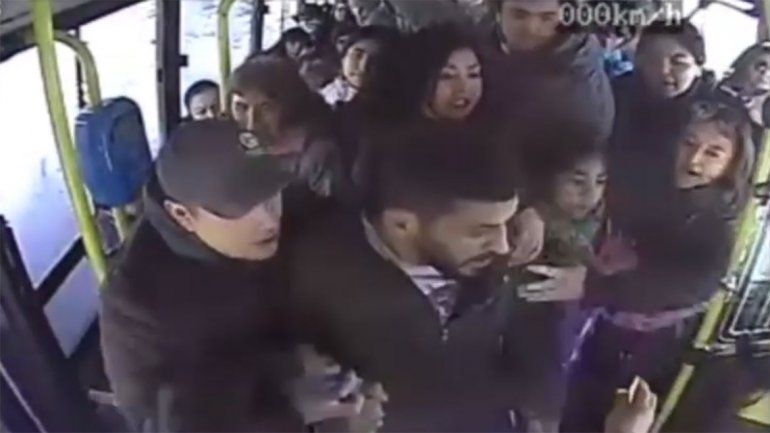 Luchador de MMA agredió a un chofer de colectivo por una maniobra de tránsito