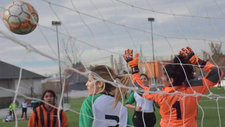 Las chicas dieron el puntapié inicial a la Copa Deliberante