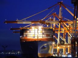 El buque Maesk Saltoro espera los inminentes anuncios de las autoridades chinas para definir su carga con cerezas. El buque Maesk Saltoro espera los inminentes anuncios de las autoridades chinas para definir su carga con cerezas.