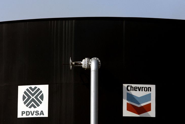 Un tanque de petróleo en el campo Boscan fuera de la ciudad de Maracaibo