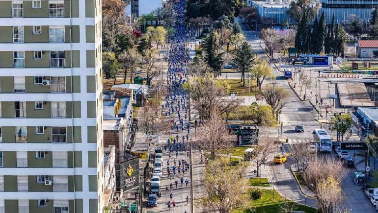 Desde el aire, la columna de participantes de Mi Ciudad Corre. Desde el aire, la columna de participantes de Mi Ciudad Corre.