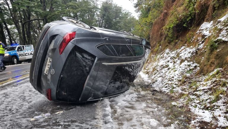 Turistas chilenos volcaron cerca de Villa La Angostura