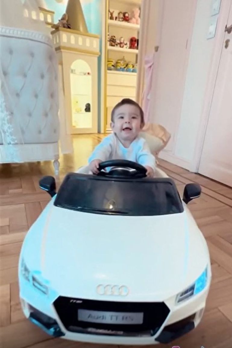 Sarah Burlando "manejando" su Audi. Sarah Burlando "manejando" su Audi.