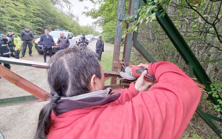 El operativo de desalojo en las termas fueguinas se inició a las 8 de la mañana del miércoles y se extendió hasta pasadas las tres de la tarde. El operativo de desalojo en las termas fueguinas se inició a las 8 de la mañana del miércoles y se extendió hasta pasadas las tres de la tarde. 