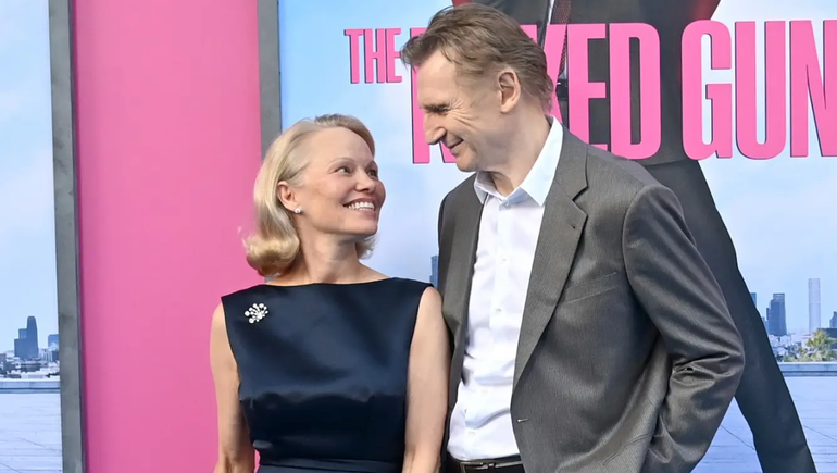 Liam Neeson y Pamela Anderson, la pareja sorpresa: el amor que comenzó en el rodaje de una película
