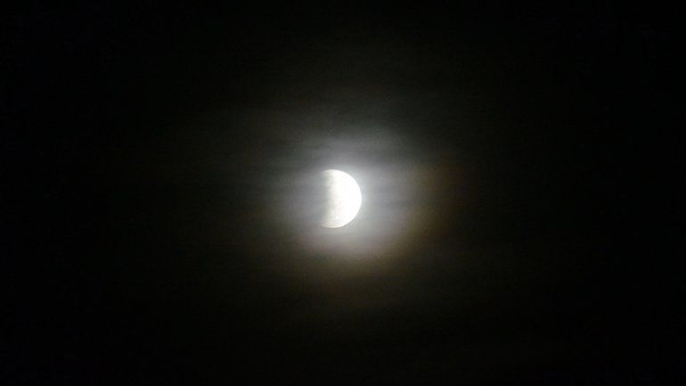 Así se vio el eclipse de luna en Neuquén capital