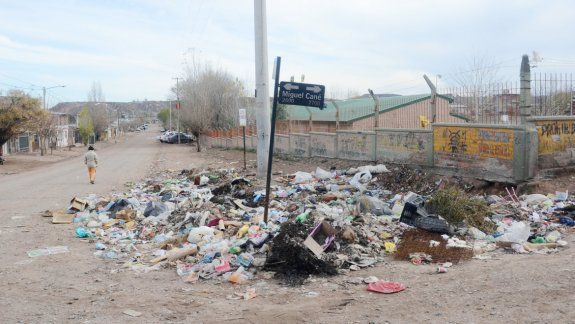 Esquinas, terrenos baldíos, plazas, bulevares y hasta el frente de una escuela. Ningún lugar escapa a la basura. Una problemática que generan los propios vecinos.