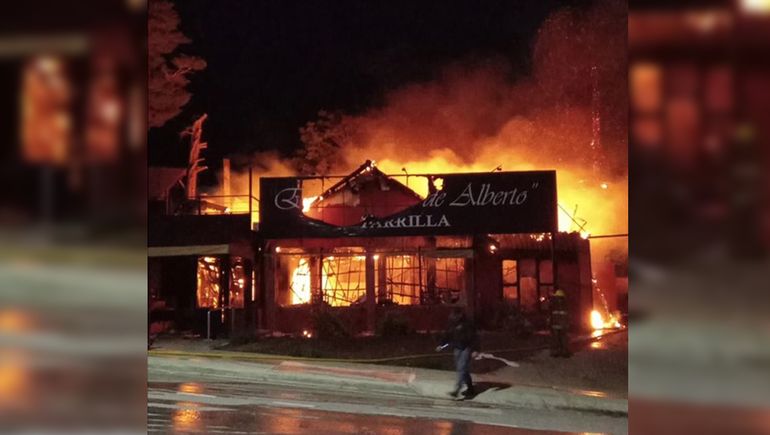 Impresionante incendio destruyó una conocida parrilla de Neuquén