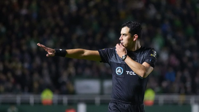 El árbitro Leandro Rey Hilfer fue llamado de urgencia.