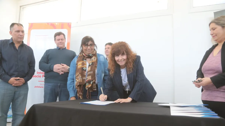 Firma del acuerdo entre la Municipalidad de Neuquén y la UNCo para el diseño de una sala de elaboración de cosméticos naturales.