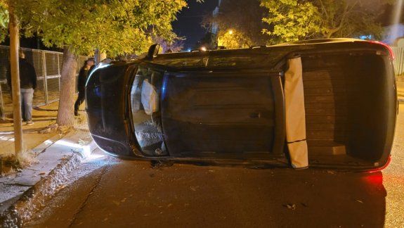 Espectacular vuelco en el centro: el conductor estaba alcoholizado