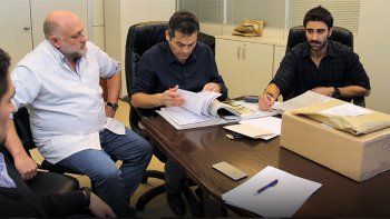 El director del hospital Adrián Lammel encabezó la apertura de sobres de la licitación que se realizó en el CAM. 