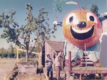 Homenaje al trabajador: Desde 1999, la celebración incorporó la Fiesta del Trabajador Rural para honrar a quienes sostienen la cosecha cada temporada.