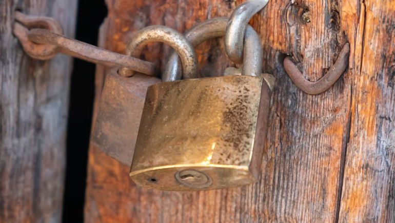 El candado y su enigmático agujero. El candado y su enigmático agujero.