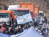 Trabajadores autoconvocados de la salud cortar la ruta en Añelo e impiden el paso de camiones. Foto: Sebastián Fariña Petersen/LMNeuquén.