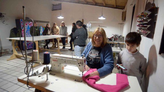 Entre las actividades para conmemorar el Día del Orgullo LGTB, se destacó la reinauguración del taller Renacer, donde se realizan trabajos de costura con la comunidad trans neuquina.