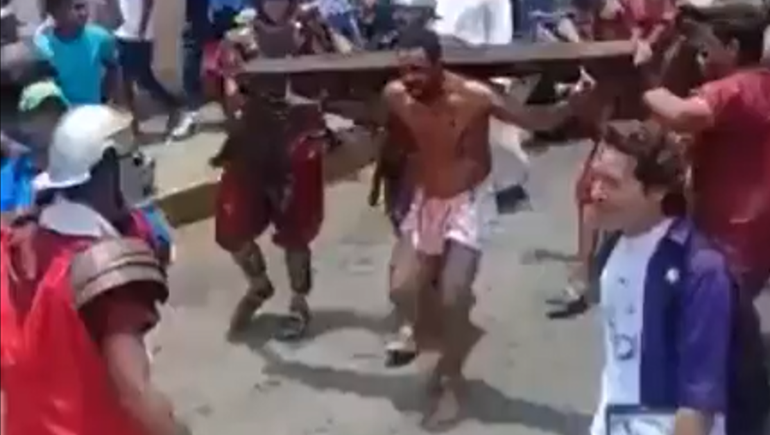 Video: el Jesús de un Vía Crucis que se defendió a patadas de los latigazos