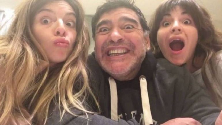 El sentido posteo de Dalma y Gianinna en el cumpleaños 65 de Diego Maradona | LM Neuquen El sentido posteo de Dalma y Gianinna en el cumpleaños 65 de Diego Maradona