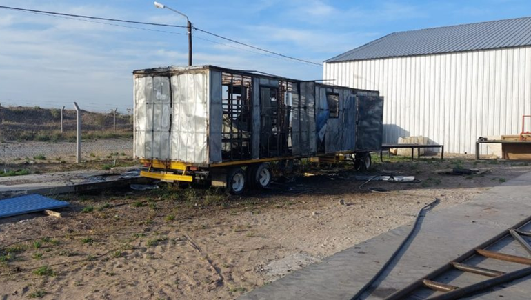 Investigan el incendio de un tráiler en una petrolera de Centenario