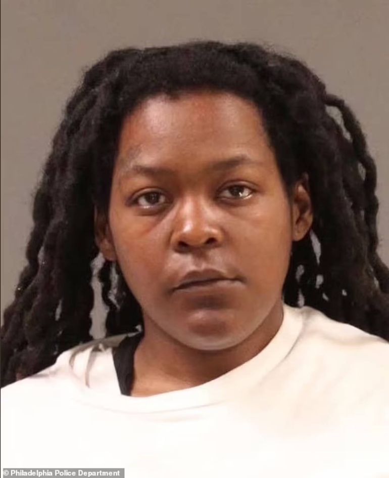 Tras la agresión, la mujer, identificada como Dominique Billips, fue arrestada y acusada por asalto agravado. Foto: phillypolice.com Tras la agresión, la mujer, identificada como Dominique Billips, fue arrestada y acusada por asalto agravado. Foto: phillypolice.com