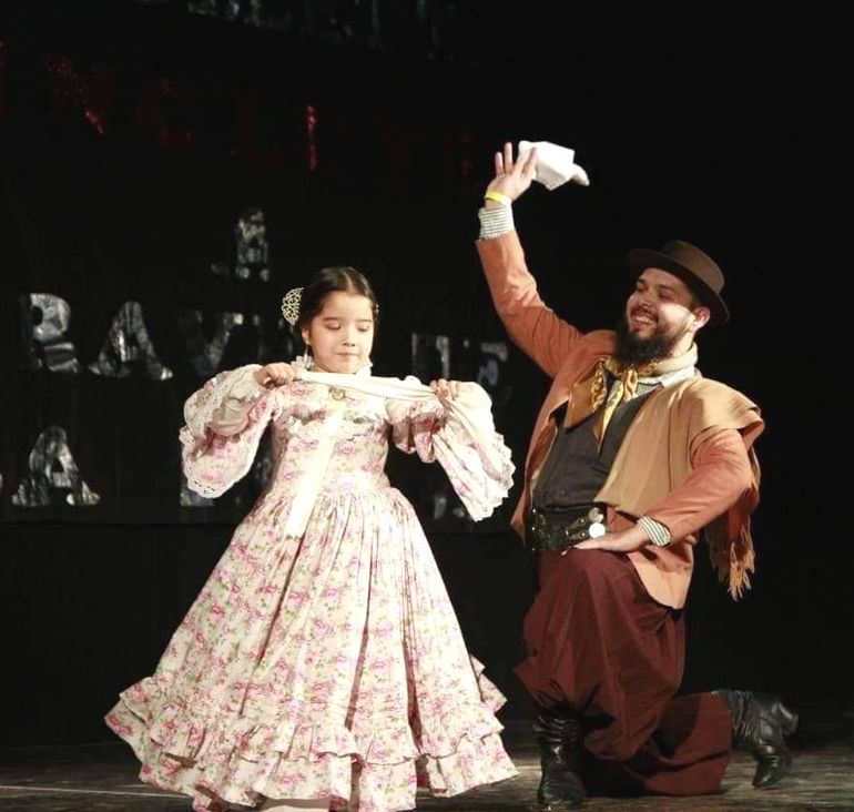 La hermana mayor de Fausto se llama Amapola, tiene 8 años, es bailarina e integra la agrupación folclórica “Corral Amarillo” que es dirigida por su padre Luis Tillería. La hermana mayor de Fausto se llama Amapola, tiene 8 años, es bailarina e integra la agrupación folclórica “Corral Amarillo” que es dirigida por su padre Luis Tillería.