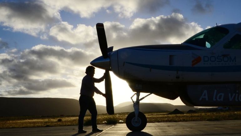 Leandro Murugarrén con el avión de la aerolínea que fundó con su padre y otros socios