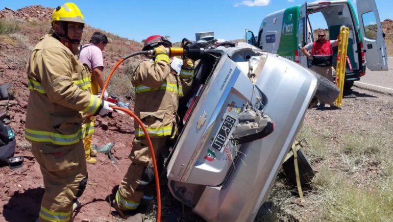 Viajaban desde Bariloche a un recital y volcaron sobre la Ruta 237