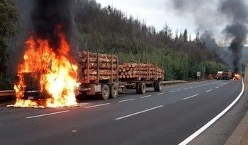 El incendio de un camión con madera en el sur de Chile.