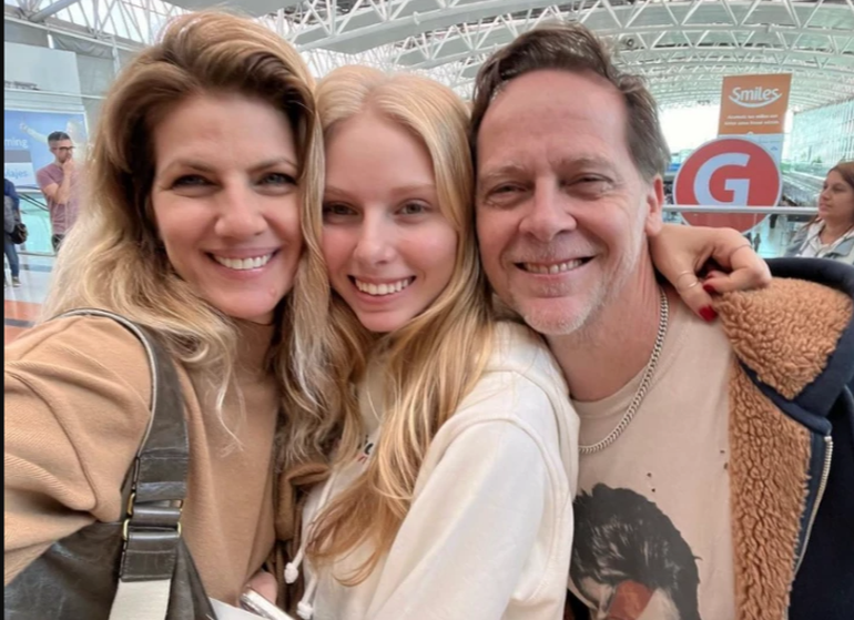 La ex modelo y el periodista en el momento de despedir a Mía en Ezeiza.