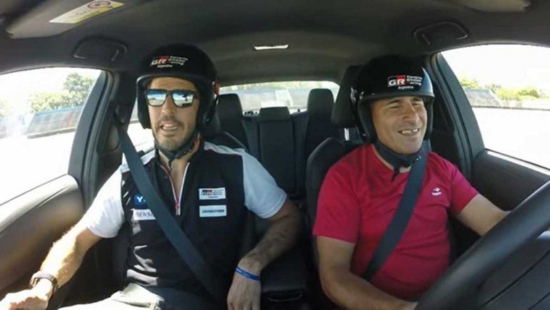 Silvio Velo manejo un Toyota junto a Matías Rossi