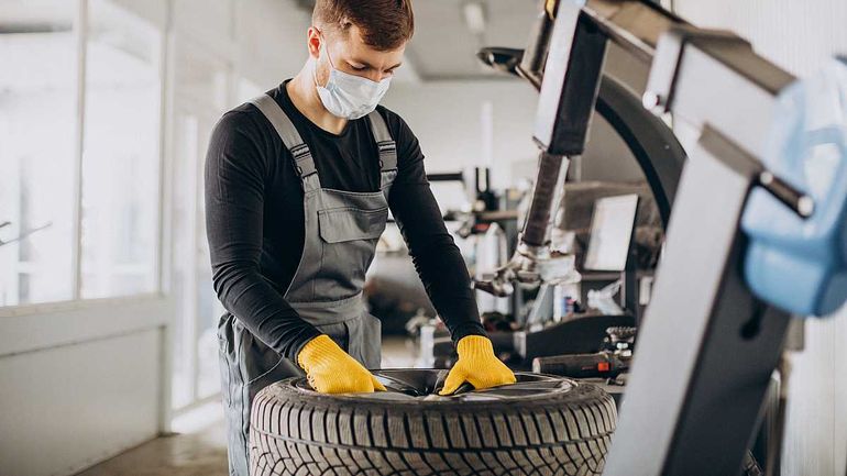 Chequear la presión correcta de los neumáticos previene que se degasten de manera despareja.  Chequear la presión correcta de los neumáticos previene que se degasten de manera despareja.