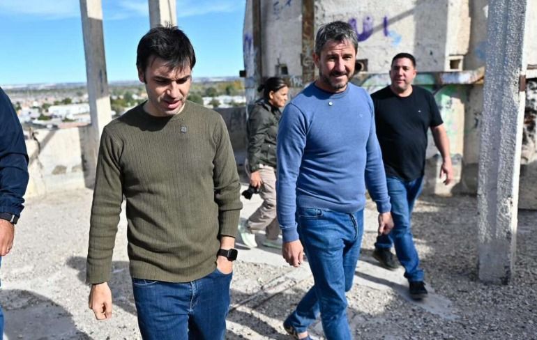 El gobernador de Chubut, Ignacio Torres, y el intendente de Trelew, Gerardo Merino, en la recorrida del 13 de abril por el predio abhandonado de la calera. El gobernador de Chubut, Ignacio Torres, y el intendente de Trelew, Gerardo Merino, en la recorrida del 13 de abril por el predio abhandonado de la calera.
