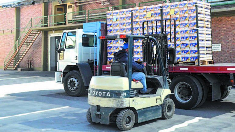 Ayer en la tarde se frenó la salida de frutas del valle.