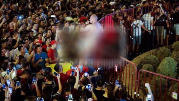 Inglés se masturbó en la previa del partido y abusó de una turista