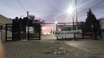 Docentes de la UNCO protestan en el estacionamiento en el marco de un paro nacional. Docentes de la UNCO protestan en el estacionamiento en el marco de un paro nacional.