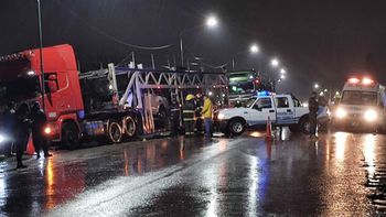 El tránsito permanece completamente cortado en el ingreso a El Bolsón. (Foto: Gentileza Noticias del Bolsón)