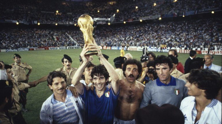 Paolo Rossi con la Copa del Mundo en 1982