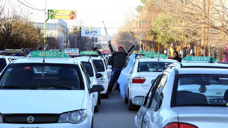 El 90% de los taxistas paralizó el servicio y pide un incremento tarifario.