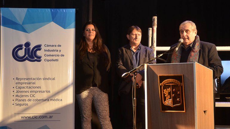 Palabras de Miguel Ángel Barcos. Lo acompañan María Lightowler y José Bunter.